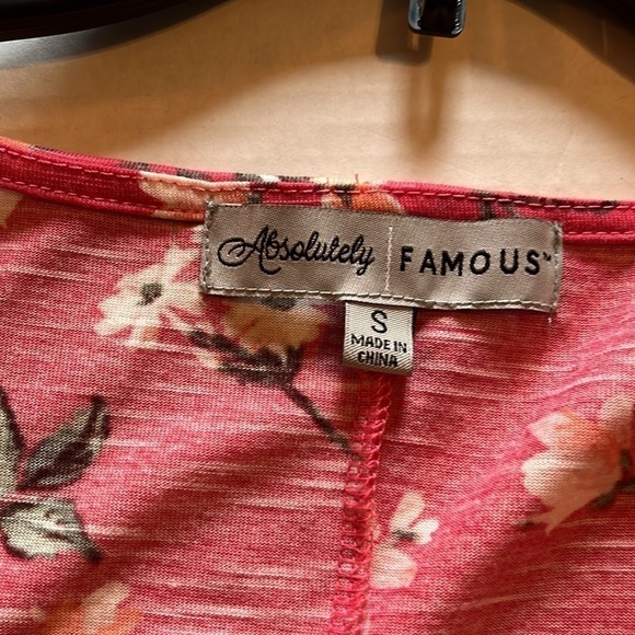 NWT-absolutely famous-S-pink floral-V-neck, lightweight, short sleeve top/blouse - Picture 3 of 11